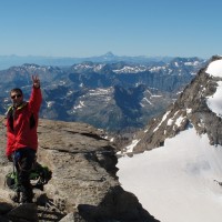 La soddisfazione di Fabio. Sullo sfondo, il Monviso (3842 m)