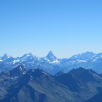 In distanza si intravedono il Cervino e il Monte Rosa