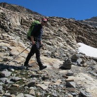 Tolti i ramponi, si torna a camminare sulla roccia. La temperatura si è decisamente alzata!