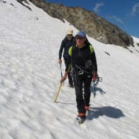 Si calzano i ramponi per affrontare il ghiacciaio